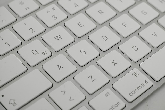 Detail na bielu klávesnicu.jpg