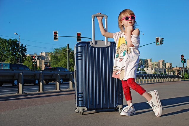 Malé dievča s cestovným kufrom